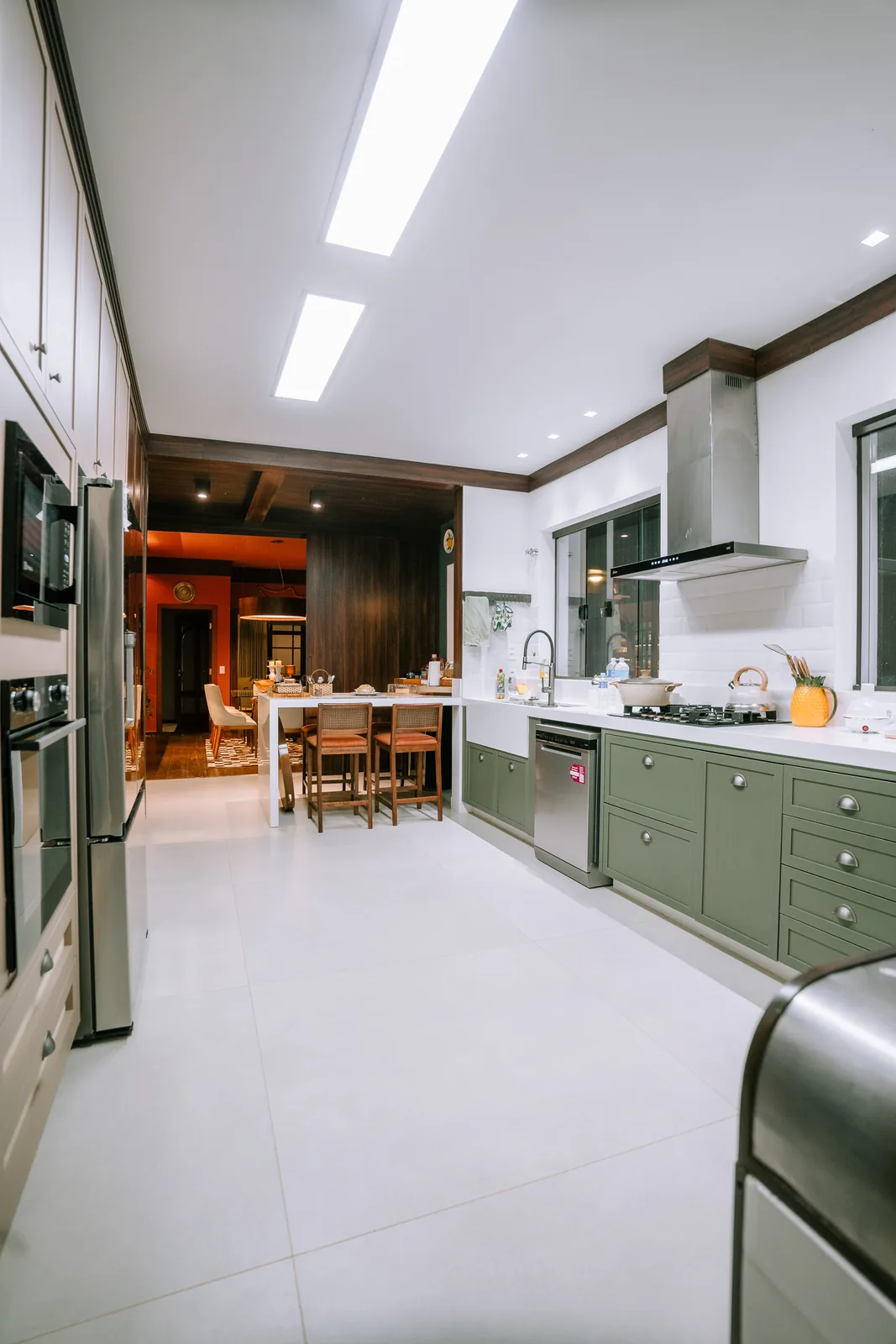 Cozinha em tons de verde com iluminação natural pelas claraboias