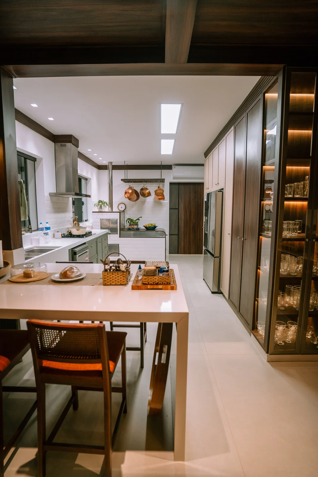 Vista da cozinha com mesa de refeições e teto amadeirado